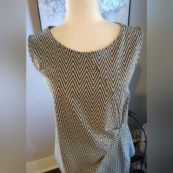 Liz Claiborne Career black and white Chevron print, sleeveless blouse. Size L. - Picture 4 of 11